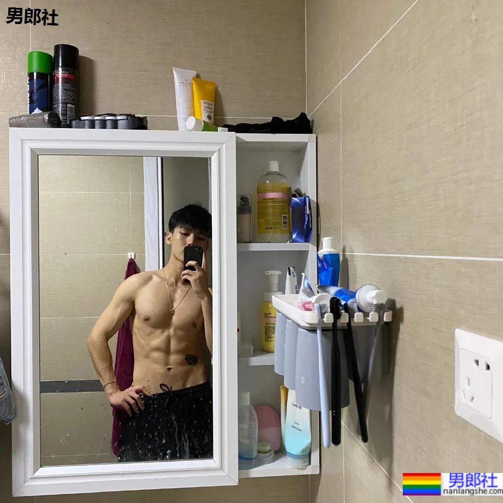 最帅救生员小视频刷屏,除了他这些大长腿体育生帅哥也在赚外块! - 51虹马 最帅救生员小视频刷屏,除了他这些大长腿体育生帅哥也在赚外块! - 51虹马