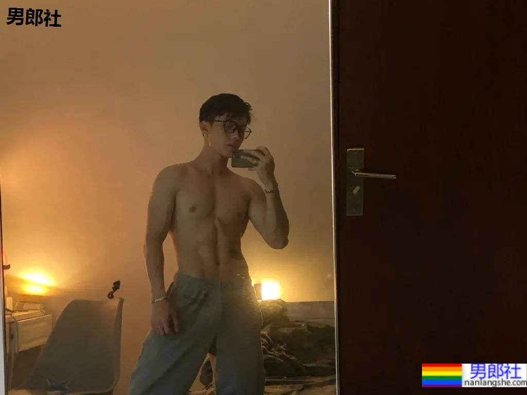 最帅救生员小视频刷屏,除了他这些大长腿体育生帅哥也在赚外块! - 51虹马 最帅救生员小视频刷屏,除了他这些大长腿体育生帅哥也在赚外块! - 51虹马