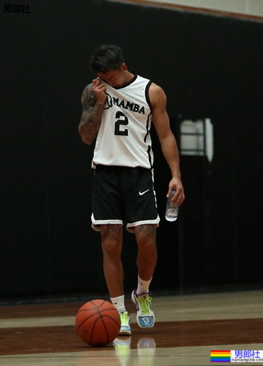 最帅救生员小视频刷屏,除了他这些大长腿体育生帅哥也在赚外块! - 51虹马 最帅救生员小视频刷屏,除了他这些大长腿体育生帅哥也在赚外块! - 51虹马