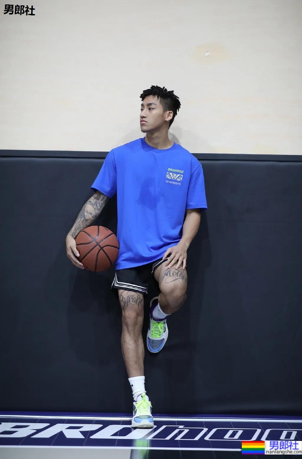 最帅救生员小视频刷屏,除了他这些大长腿体育生帅哥也在赚外块! - 51虹马 最帅救生员小视频刷屏,除了他这些大长腿体育生帅哥也在赚外块! - 51虹马