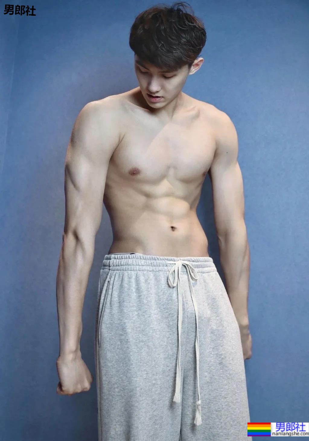 最帅救生员小视频刷屏,除了他这些大长腿体育生帅哥也在赚外块! - 51虹马 最帅救生员小视频刷屏,除了他这些大长腿体育生帅哥也在赚外块! - 51虹马