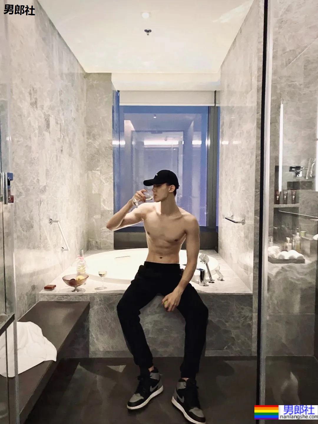 最帅救生员小视频刷屏,除了他这些大长腿体育生帅哥也在赚外块! - 51虹马 最帅救生员小视频刷屏,除了他这些大长腿体育生帅哥也在赚外块! - 51虹马