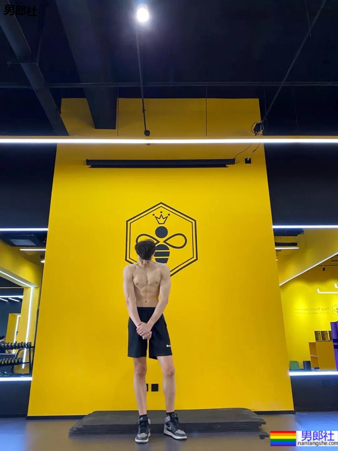 最帅救生员小视频刷屏,除了他这些大长腿体育生帅哥也在赚外块! - 51虹马 最帅救生员小视频刷屏,除了他这些大长腿体育生帅哥也在赚外块! - 51虹马