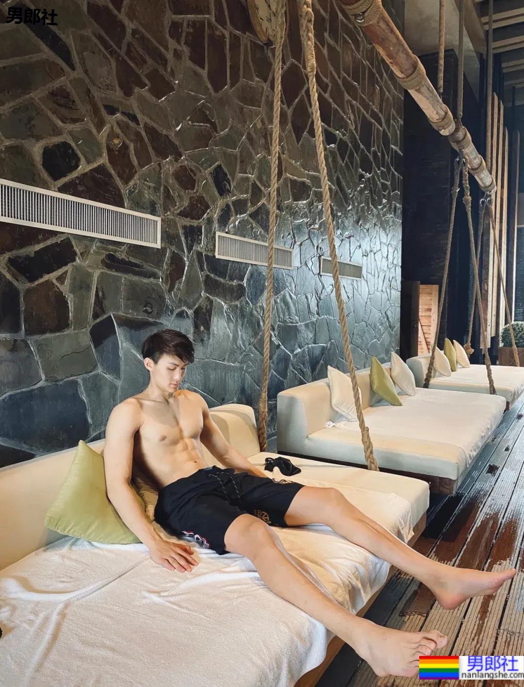 最帅救生员小视频刷屏,除了他这些大长腿体育生帅哥也在赚外块! - 51虹马 最帅救生员小视频刷屏,除了他这些大长腿体育生帅哥也在赚外块! - 51虹马