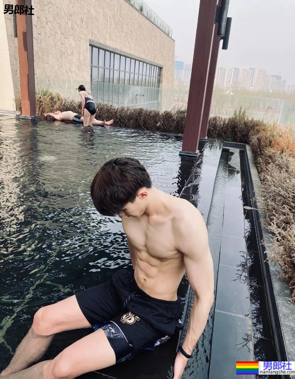 最帅救生员小视频刷屏,除了他这些大长腿体育生帅哥也在赚外块! - 51虹马 最帅救生员小视频刷屏,除了他这些大长腿体育生帅哥也在赚外块! - 51虹马