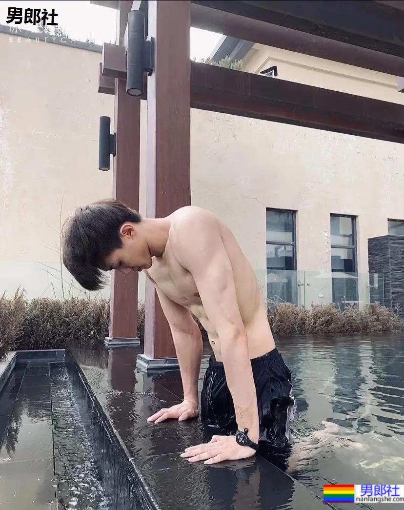 最帅救生员小视频刷屏,除了他这些大长腿体育生帅哥也在赚外块! - 51虹马 最帅救生员小视频刷屏,除了他这些大长腿体育生帅哥也在赚外块! - 51虹马