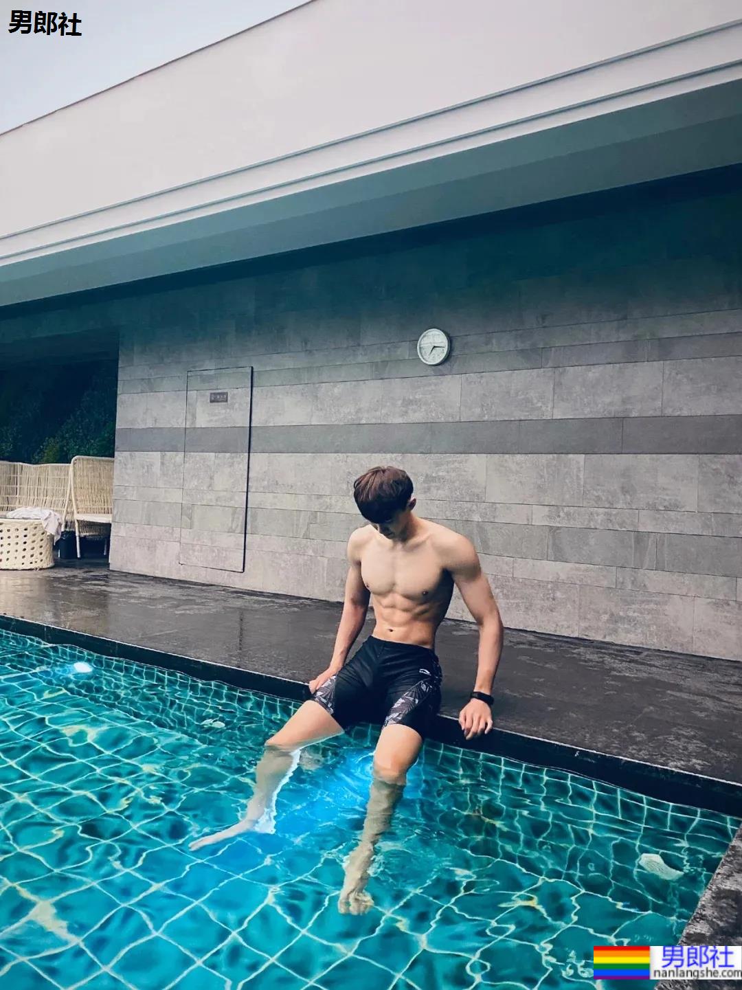 最帅救生员小视频刷屏,除了他这些大长腿体育生帅哥也在赚外块! - 51虹马 最帅救生员小视频刷屏,除了他这些大长腿体育生帅哥也在赚外块! - 51虹马