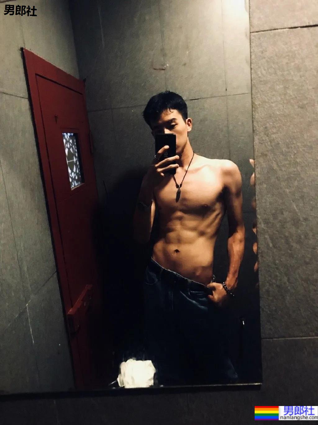 最帅救生员小视频刷屏,除了他这些大长腿体育生帅哥也在赚外块! - 51虹马 最帅救生员小视频刷屏,除了他这些大长腿体育生帅哥也在赚外块! - 51虹马