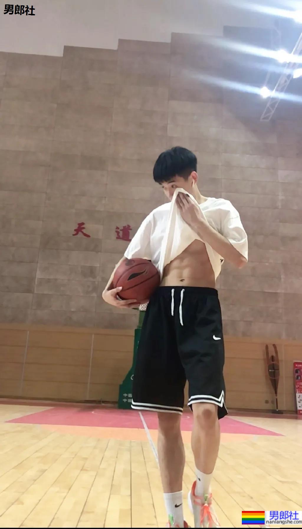 190CM薄肌篮球体育生，山西的男孩纸也没让人失望呢！ - 51虹马