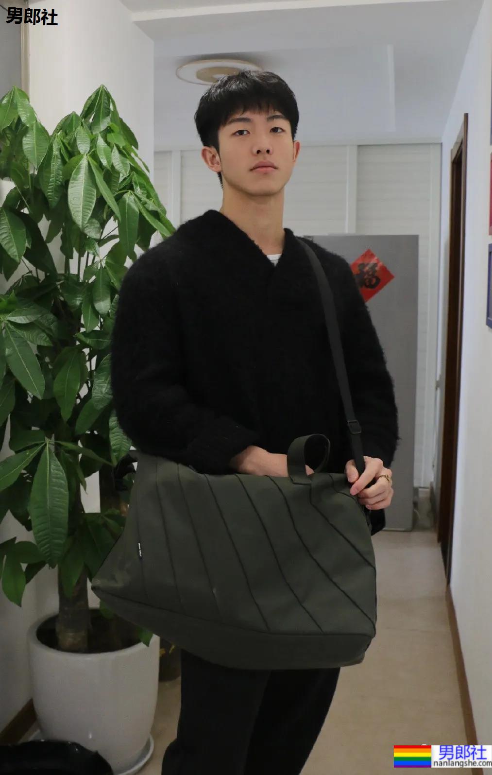 大一小奶狗直播走红,这颜值这身材不输流量小鲜肉! - 51虹马 大一小奶狗直播走红,这颜值这身材不输流量小鲜肉! - 51虹马