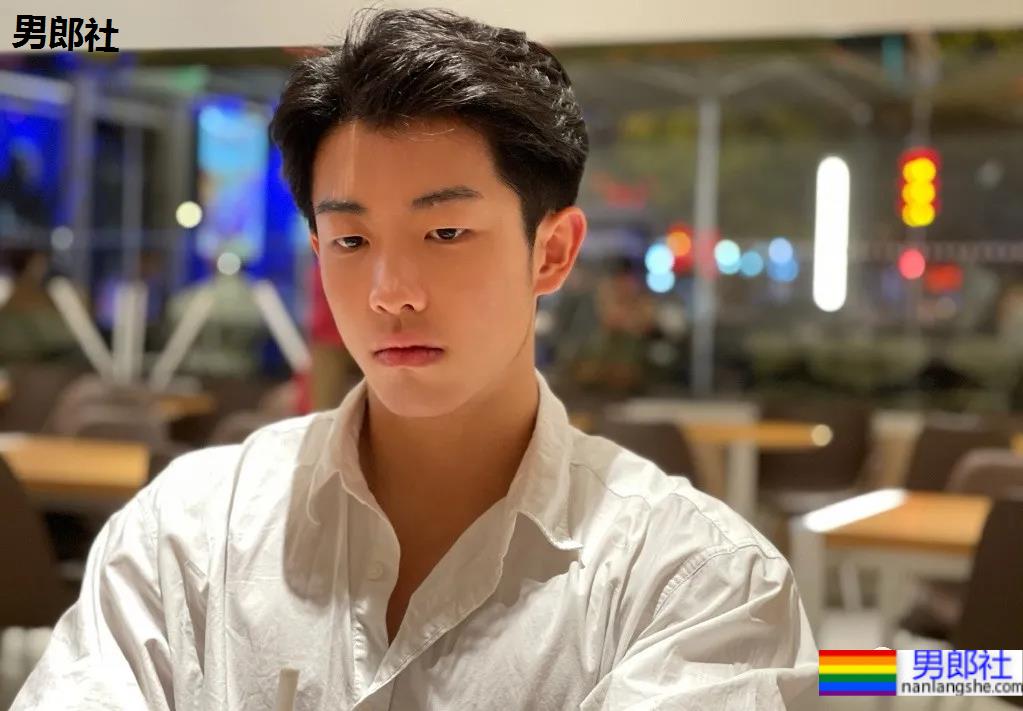 大一小奶狗直播走红,这颜值这身材不输流量小鲜肉! - 51虹马 大一小奶狗直播走红,这颜值这身材不输流量小鲜肉! - 51虹马