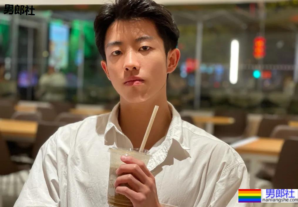 大一小奶狗直播走红,这颜值这身材不输流量小鲜肉! - 51虹马 大一小奶狗直播走红,这颜值这身材不输流量小鲜肉! - 51虹马