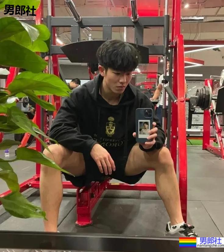 大一小奶狗直播走红,这颜值这身材不输流量小鲜肉! - 51虹马 大一小奶狗直播走红,这颜值这身材不输流量小鲜肉! - 51虹马