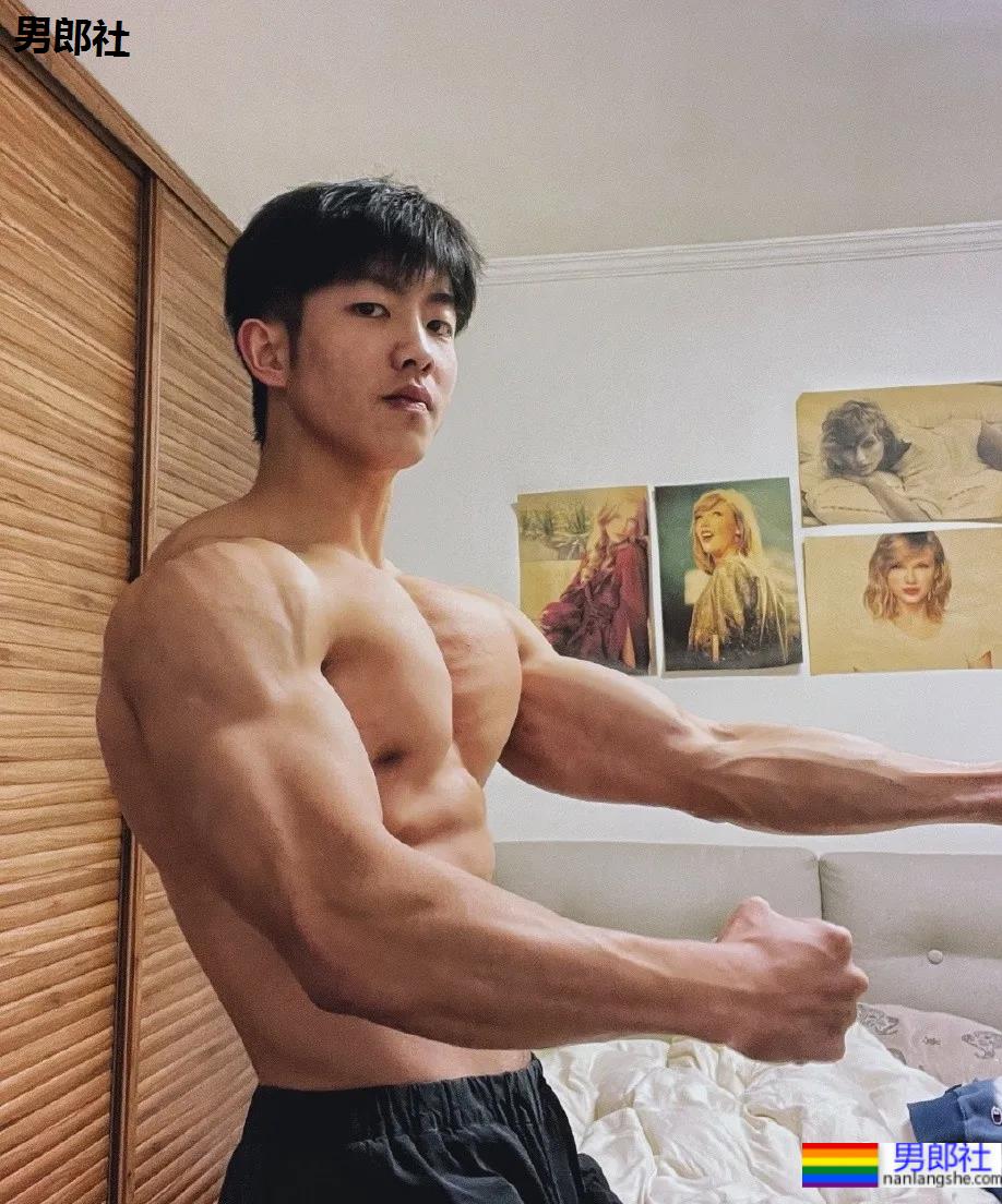 大一小奶狗直播走红,这颜值这身材不输流量小鲜肉! - 51虹马 大一小奶狗直播走红,这颜值这身材不输流量小鲜肉! - 51虹马