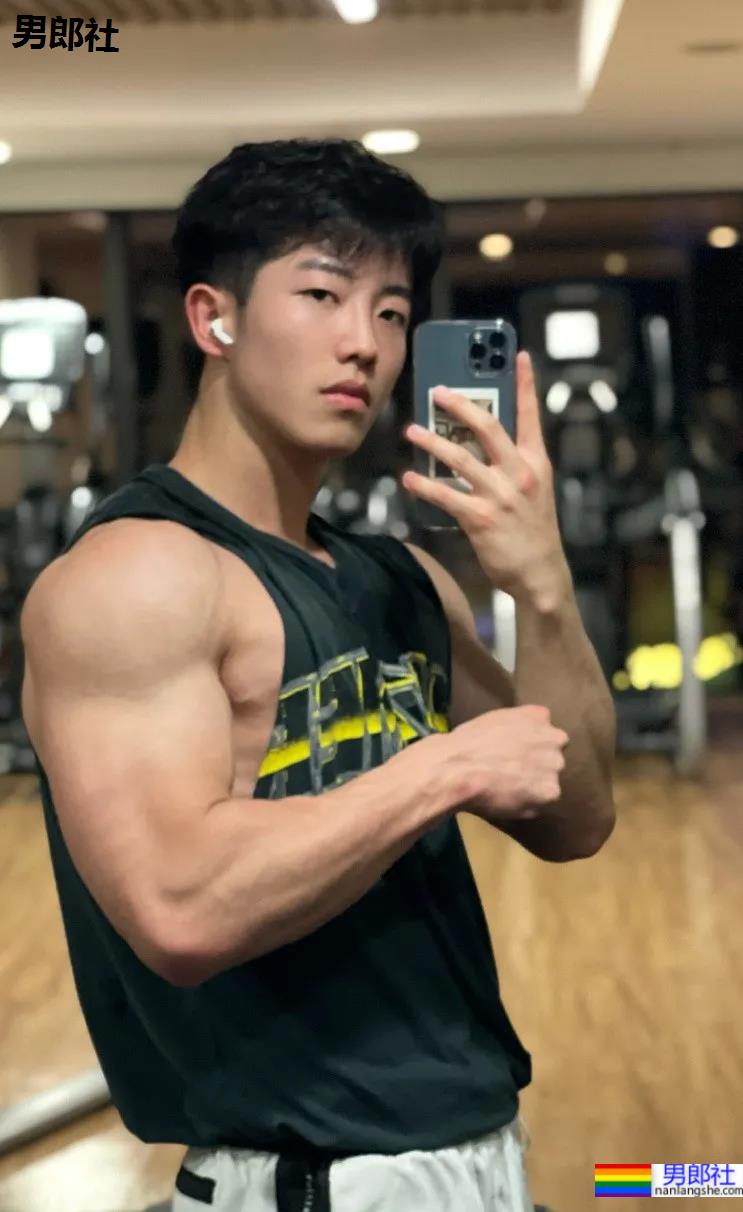 大一小奶狗直播走红,这颜值这身材不输流量小鲜肉! - 51虹马 大一小奶狗直播走红,这颜值这身材不输流量小鲜肉! - 51虹马