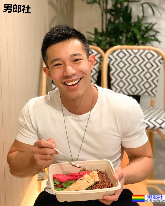 美好早晨给你阳光活力!新加坡肌肉帅哥补充能量来源:Cavell Lim - 51虹马 美好早晨给你阳光活力!新加坡肌肉帅哥补充能量来源:Cavell Lim - 51虹马