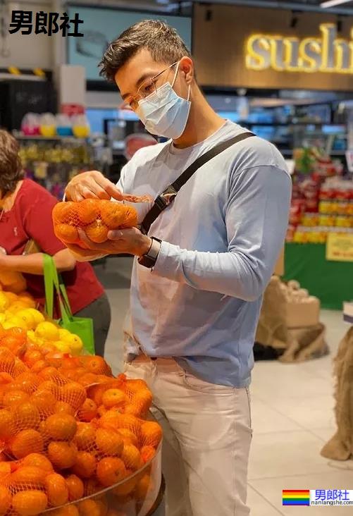 被抓拍的肌肉男找到了,因身材太好被人纹身到大腿上了!-51虹马