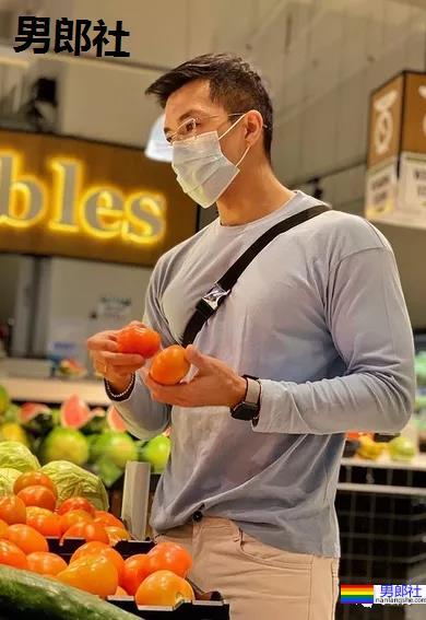 被抓拍的肌肉男找到了,因身材太好被人纹身到大腿上了! - 51虹马 被抓拍的肌肉男找到了,因身材太好被人纹身到大腿上了! - 51虹马