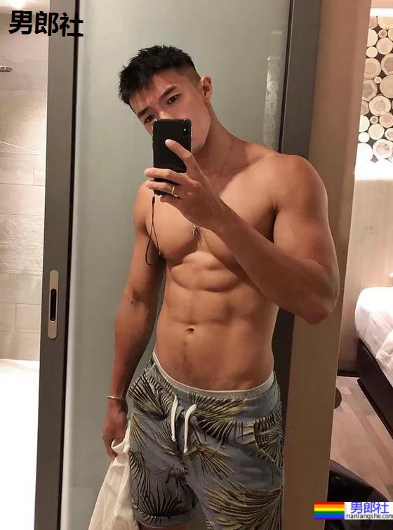 被抓拍的肌肉男找到了,因身材太好被人纹身到大腿上了! - 51虹马 被抓拍的肌肉男找到了,因身材太好被人纹身到大腿上了! - 51虹马