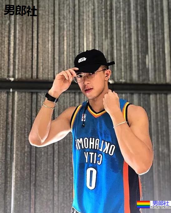 被抓拍的肌肉男找到了,因身材太好被人纹身到大腿上了! - 51虹马 被抓拍的肌肉男找到了,因身材太好被人纹身到大腿上了! - 51虹马