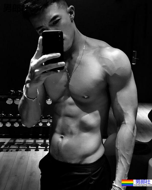 被抓拍的肌肉男找到了,因身材太好被人纹身到大腿上了! - 51虹马 被抓拍的肌肉男找到了,因身材太好被人纹身到大腿上了! - 51虹马