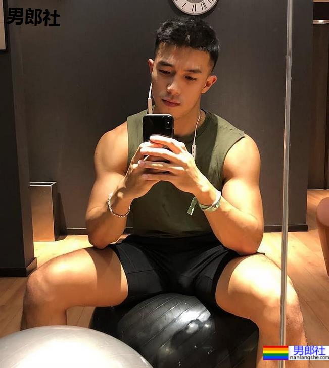 被抓拍的肌肉男找到了,因身材太好被人纹身到大腿上了! - 51虹马 被抓拍的肌肉男找到了,因身材太好被人纹身到大腿上了! - 51虹马