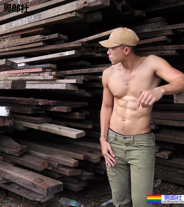 被抓拍的肌肉男找到了,因身材太好被人纹身到大腿上了! - 51虹马 被抓拍的肌肉男找到了,因身材太好被人纹身到大腿上了! - 51虹马