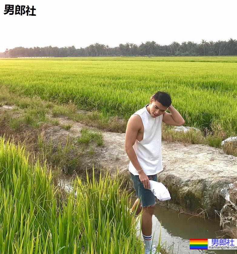 被抓拍的肌肉男找到了,因身材太好被人纹身到大腿上了! - 51虹马 被抓拍的肌肉男找到了,因身材太好被人纹身到大腿上了! - 51虹马