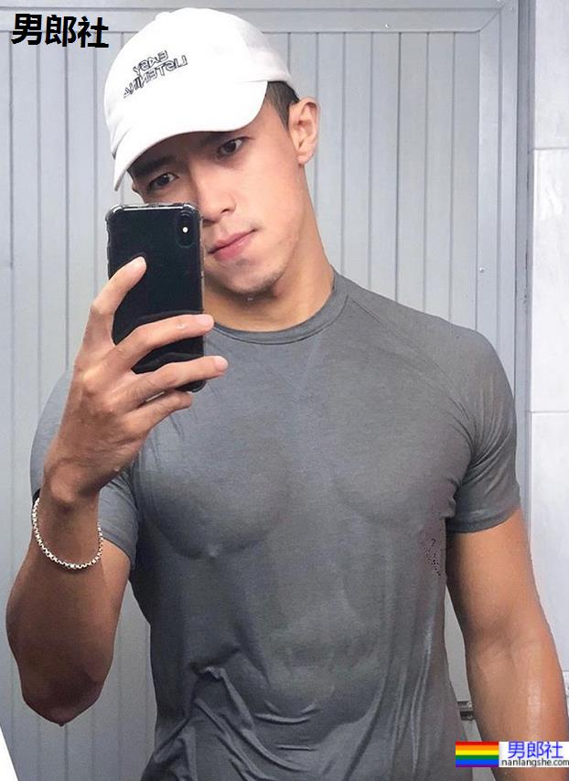 被抓拍的肌肉男找到了,因身材太好被人纹身到大腿上了! - 51虹马 被抓拍的肌肉男找到了,因身材太好被人纹身到大腿上了! - 51虹马