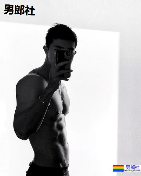 被抓拍的肌肉男找到了,因身材太好被人纹身到大腿上了! - 51虹马 被抓拍的肌肉男找到了,因身材太好被人纹身到大腿上了! - 51虹马