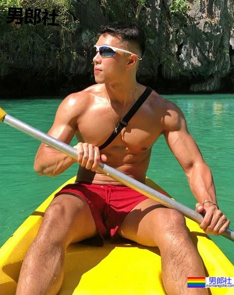 被抓拍的肌肉男找到了,因身材太好被人纹身到大腿上了! - 51虹马 被抓拍的肌肉男找到了,因身材太好被人纹身到大腿上了! - 51虹马