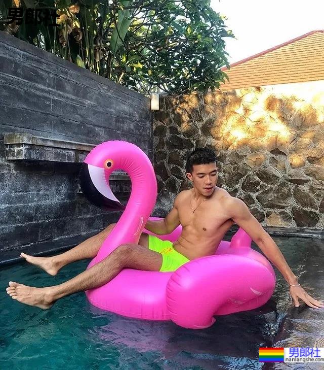 被抓拍的肌肉男找到了,因身材太好被人纹身到大腿上了! - 51虹马 被抓拍的肌肉男找到了,因身材太好被人纹身到大腿上了! - 51虹马