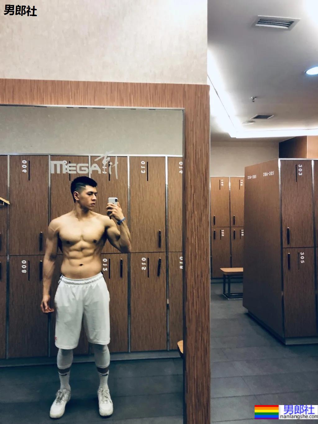 184CM西安体院的小哥哥,超爱更衣室自拍 - 51虹马 184CM西安体院的小哥哥,超爱更衣室自拍 - 51虹马