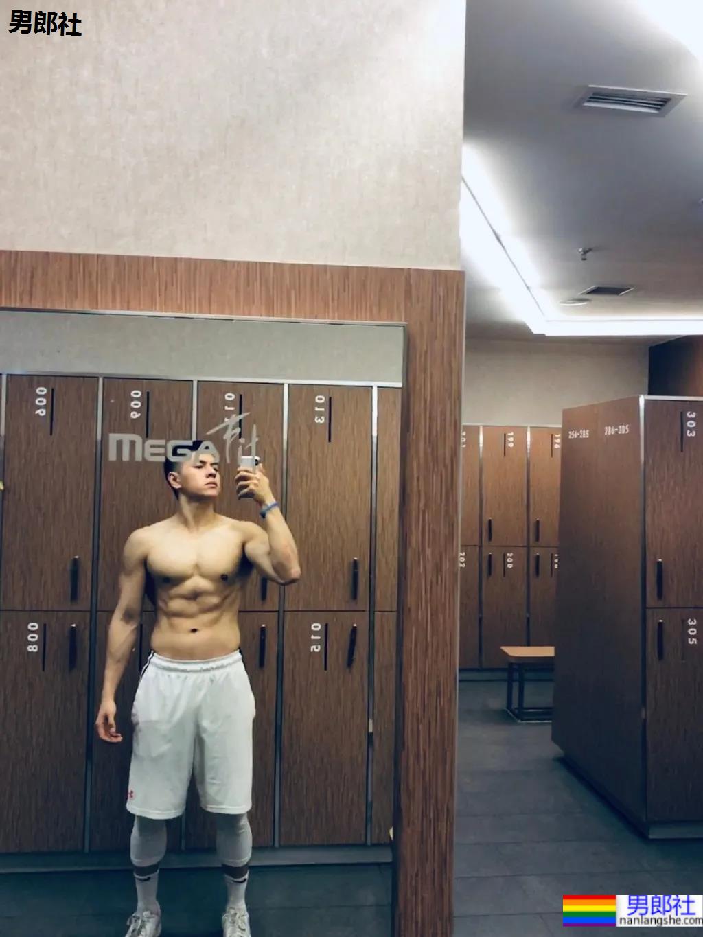 184CM西安体院的小哥哥,超爱更衣室自拍 - 51虹马 184CM西安体院的小哥哥,超爱更衣室自拍 - 51虹马