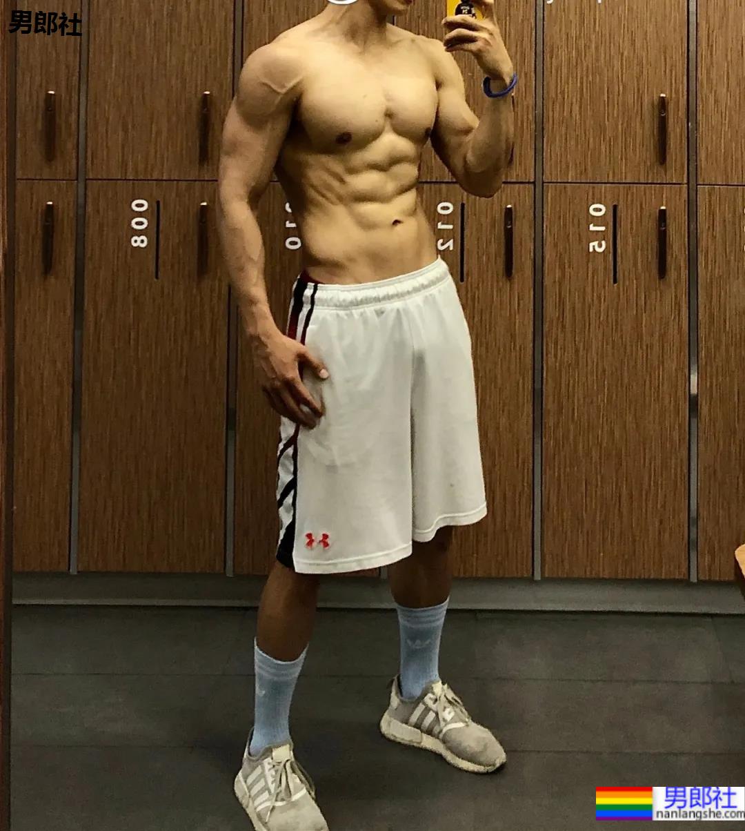 184CM西安体院的小哥哥,超爱更衣室自拍 - 51虹马 184CM西安体院的小哥哥,超爱更衣室自拍 - 51虹马