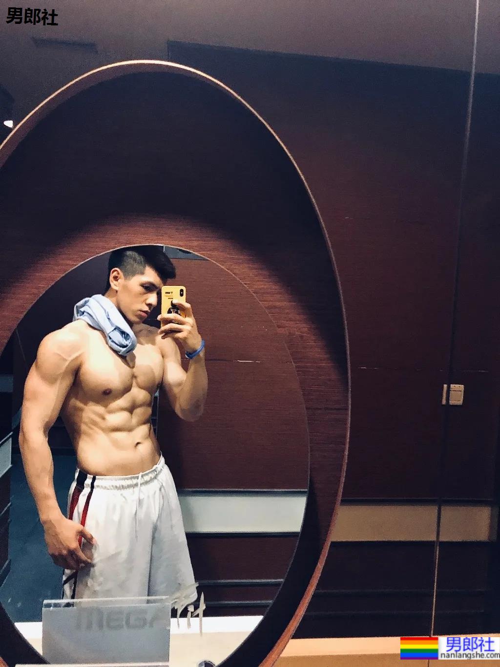 184CM西安体院的小哥哥,超爱更衣室自拍 - 51虹马 184CM西安体院的小哥哥,超爱更衣室自拍 - 51虹马