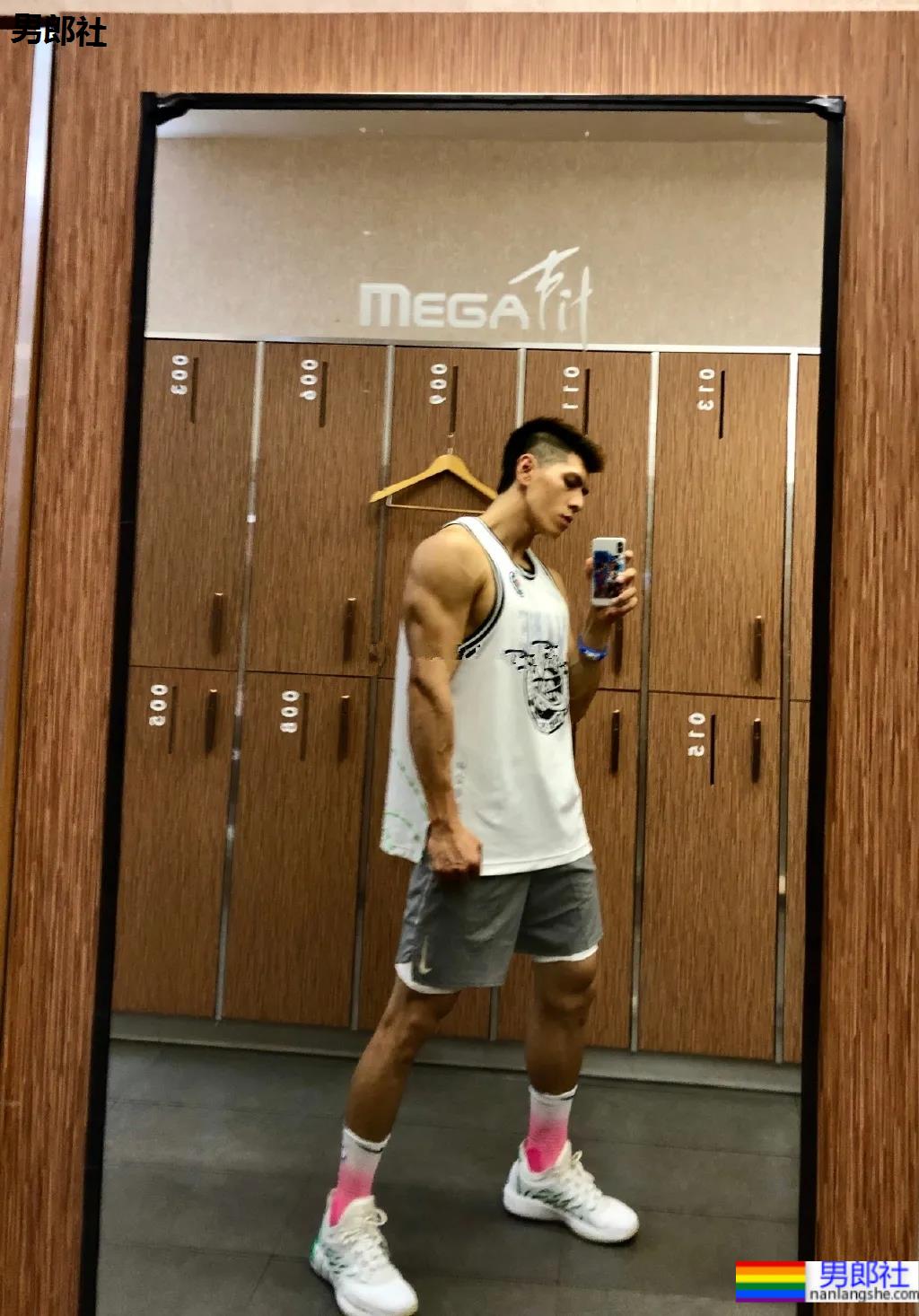 184CM西安体院的小哥哥,超爱更衣室自拍 - 51虹马 184CM西安体院的小哥哥,超爱更衣室自拍 - 51虹马