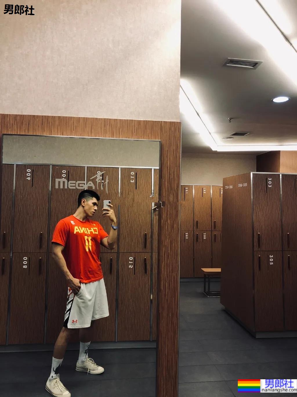 184CM西安体院的小哥哥,超爱更衣室自拍 - 51虹马 184CM西安体院的小哥哥,超爱更衣室自拍 - 51虹马