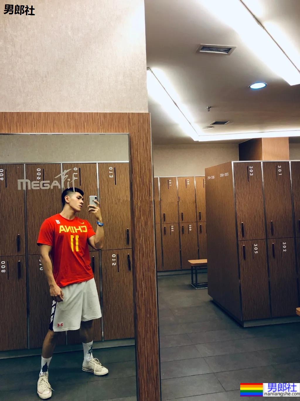 184CM西安体院的小哥哥,超爱更衣室自拍 - 51虹马 184CM西安体院的小哥哥,超爱更衣室自拍 - 51虹马