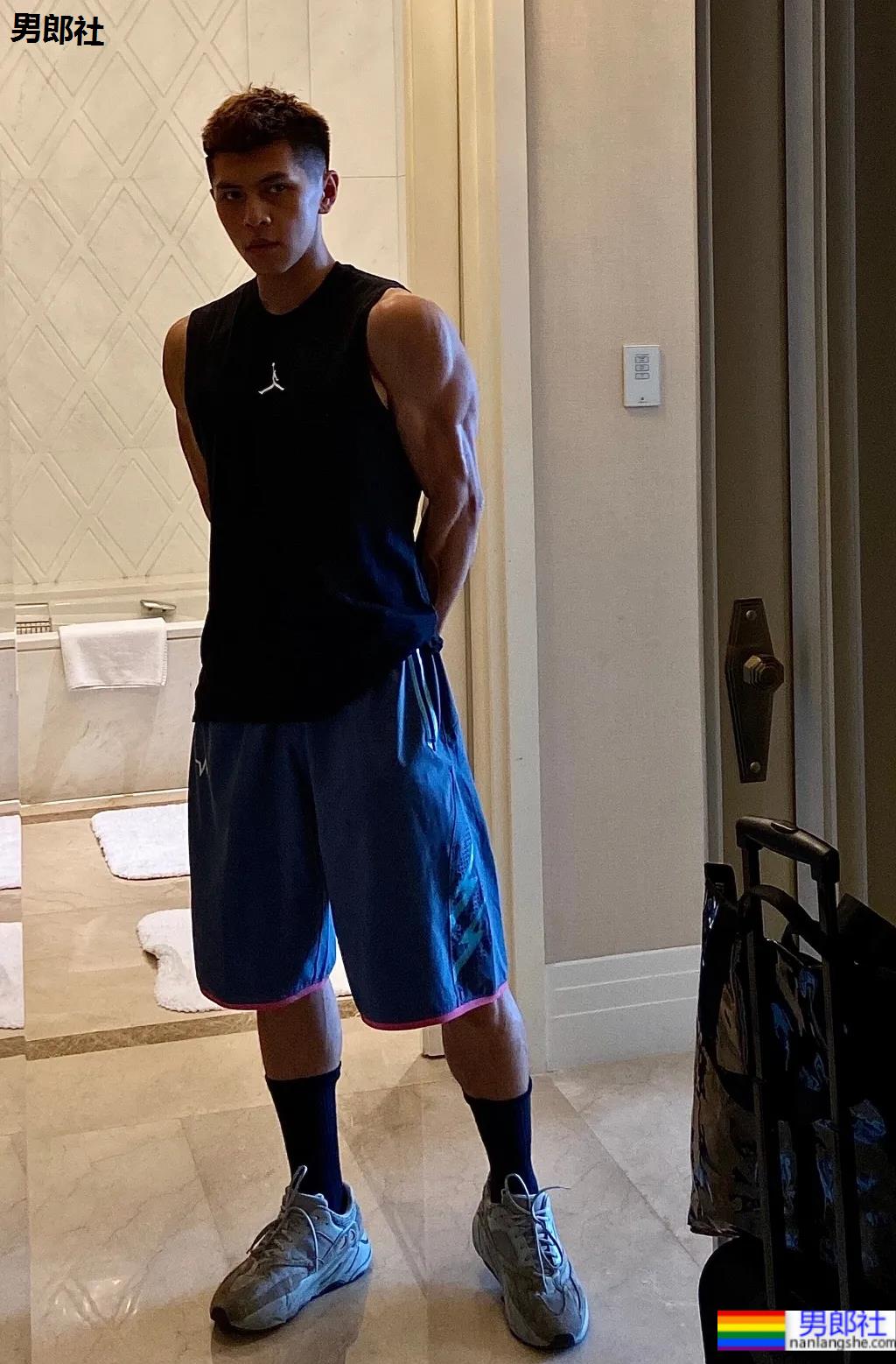 184CM西安体院的小哥哥,超爱更衣室自拍 - 51虹马 184CM西安体院的小哥哥,超爱更衣室自拍 - 51虹马