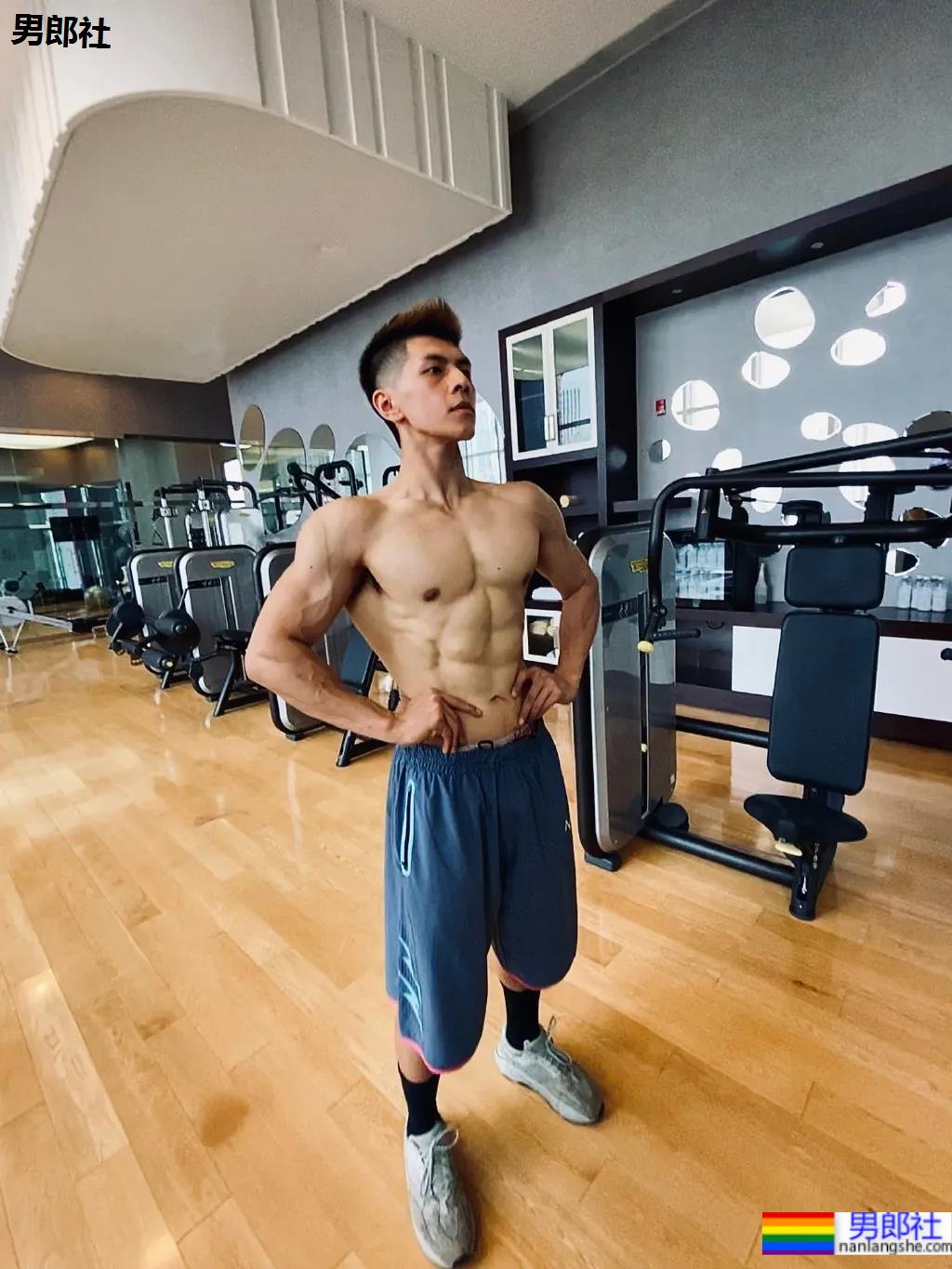 184CM西安体院的小哥哥,超爱更衣室自拍 - 51虹马 184CM西安体院的小哥哥,超爱更衣室自拍 - 51虹马