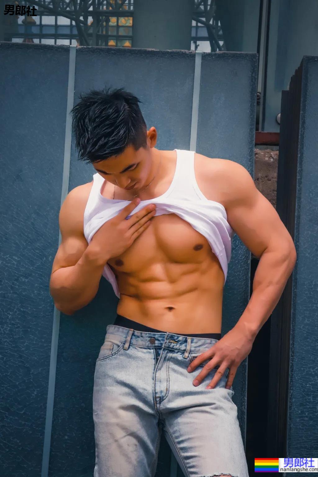 被谢梓秋拍过的北体校草最新荷尔蒙大片，190CM长腿腹肌体育生，馋了！ - 51虹马