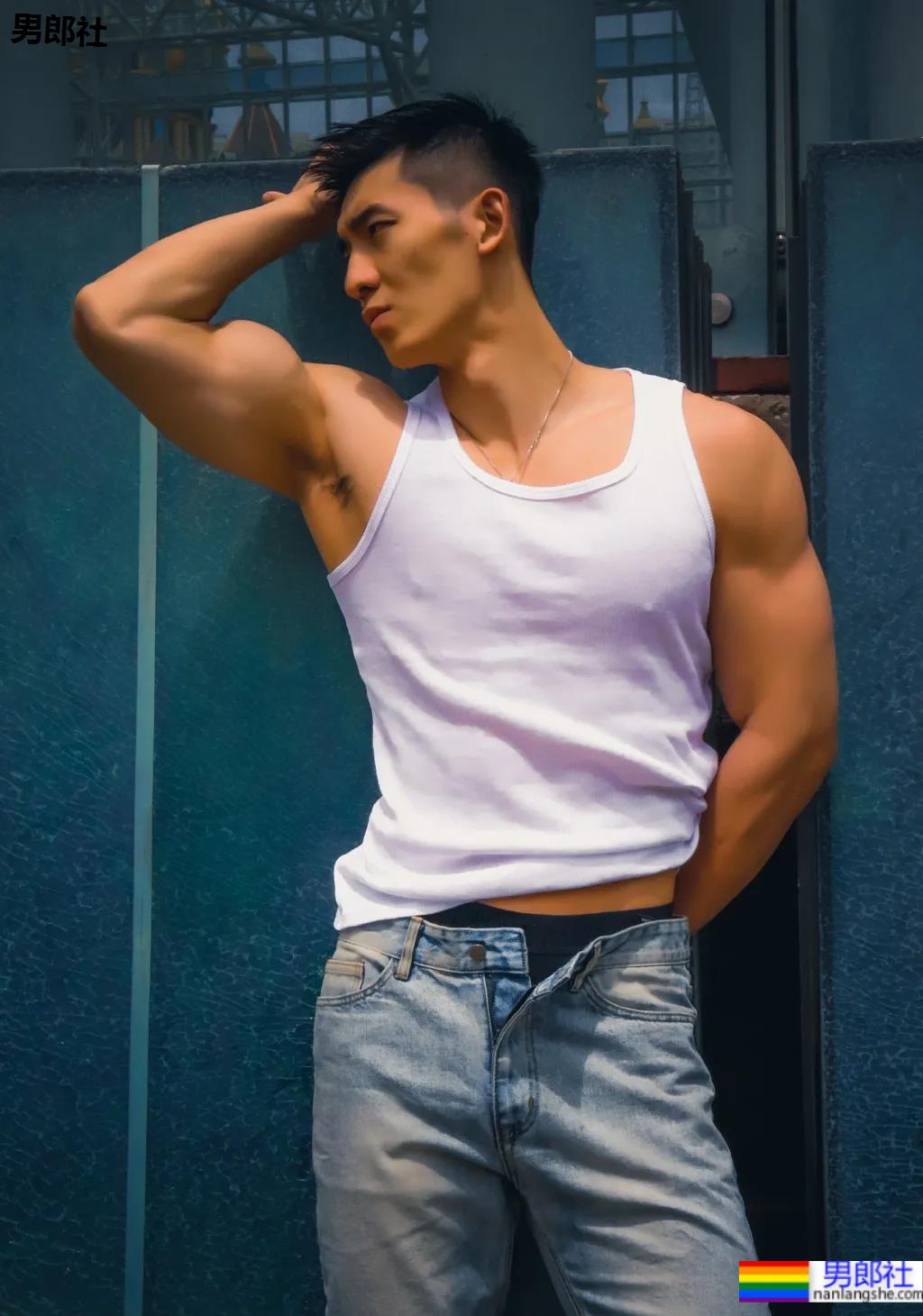 被谢梓秋拍过的北体校草最新荷尔蒙大片，190CM长腿腹肌体育生，馋了！ - 51虹马