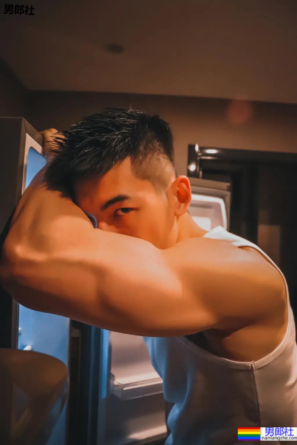 被谢梓秋拍过的北体校草最新荷尔蒙大片，190CM长腿腹肌体育生，馋了！ - 51虹马