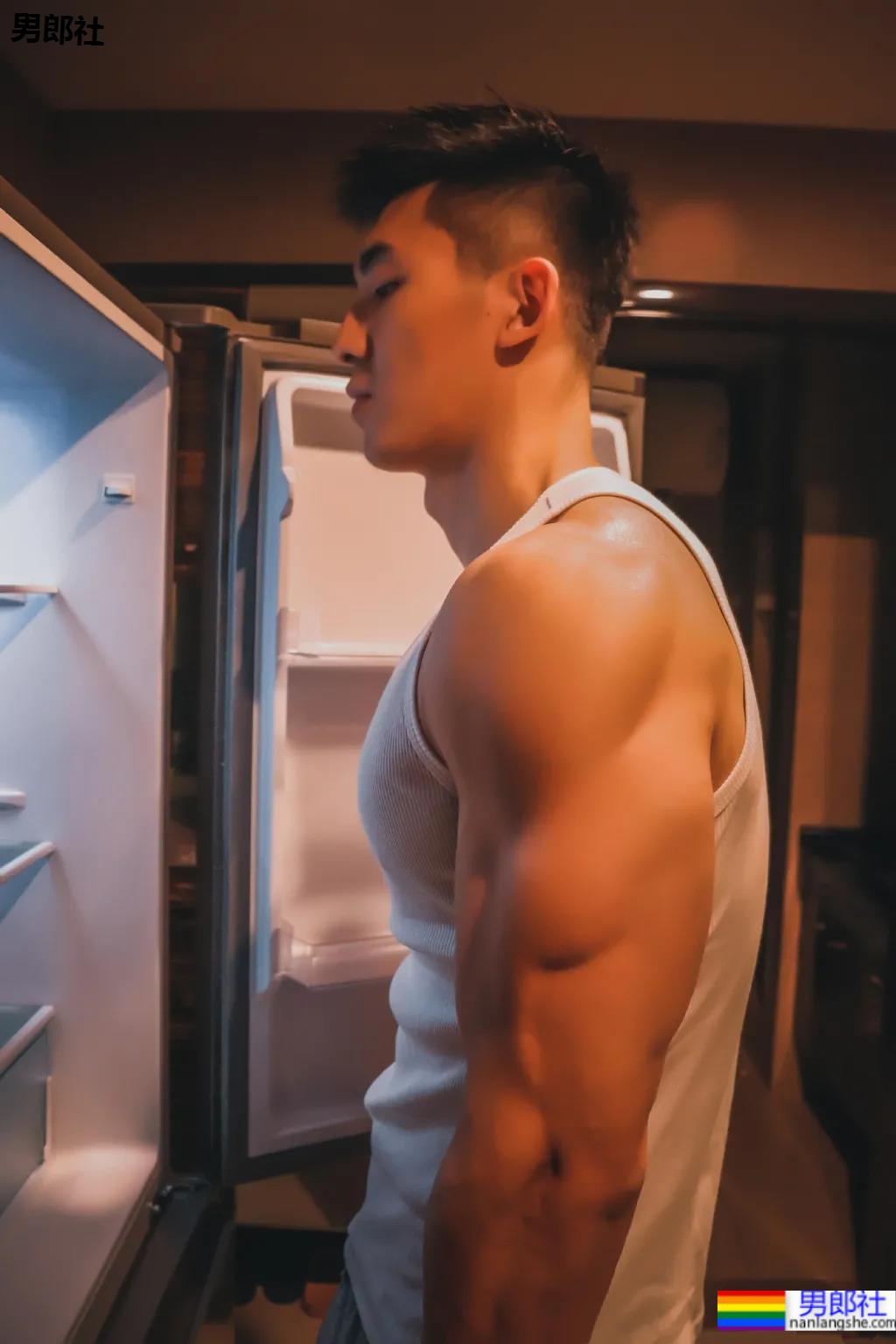 被谢梓秋拍过的北体校草最新荷尔蒙大片，190CM长腿腹肌体育生，馋了！ - 51虹马