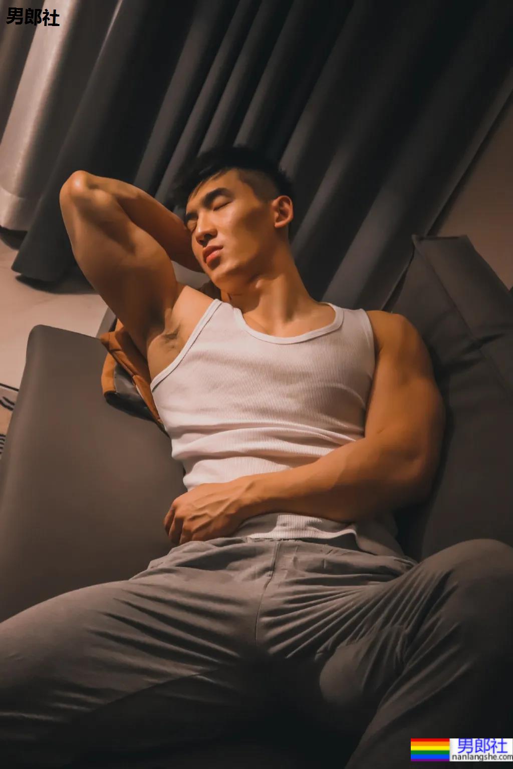 被谢梓秋拍过的北体校草最新荷尔蒙大片，190CM长腿腹肌体育生，馋了！ - 51虹马