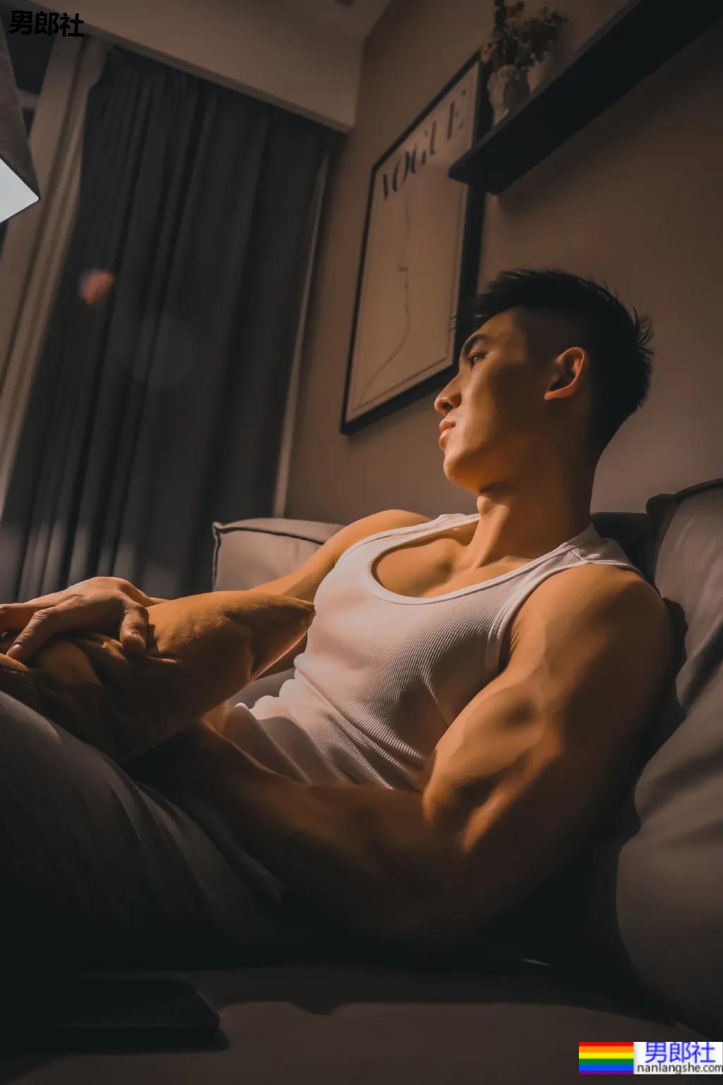 被谢梓秋拍过的北体校草最新荷尔蒙大片，190CM长腿腹肌体育生，馋了！ - 51虹马