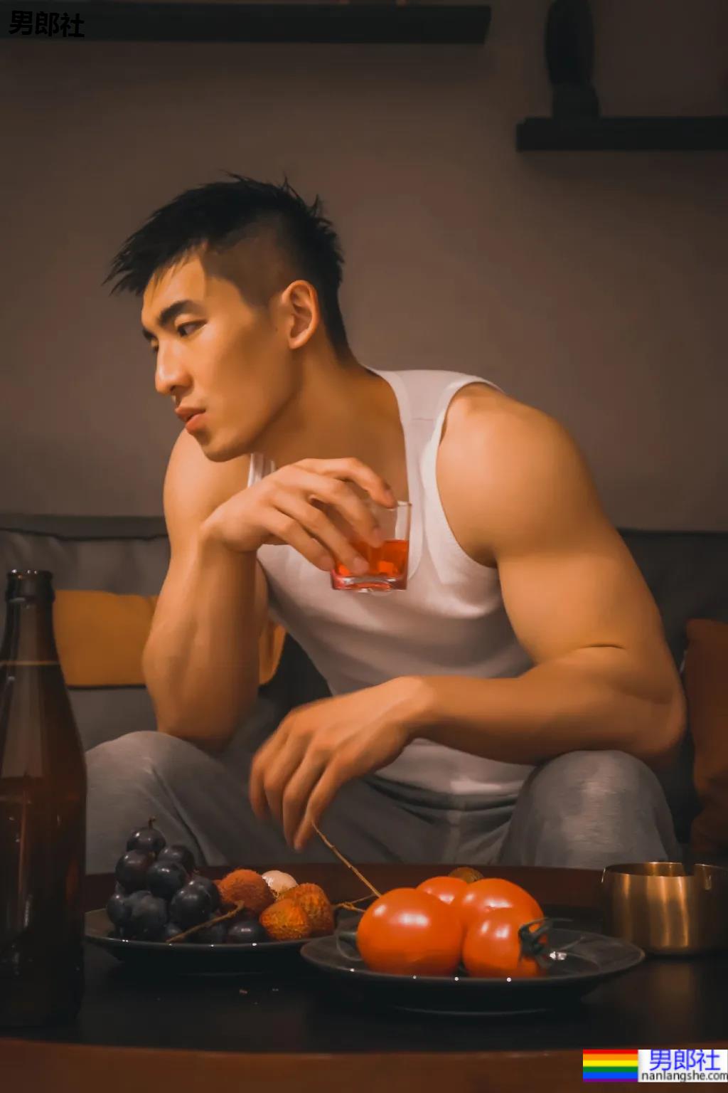 被谢梓秋拍过的北体校草最新荷尔蒙大片，190CM长腿腹肌体育生，馋了！ - 51虹马