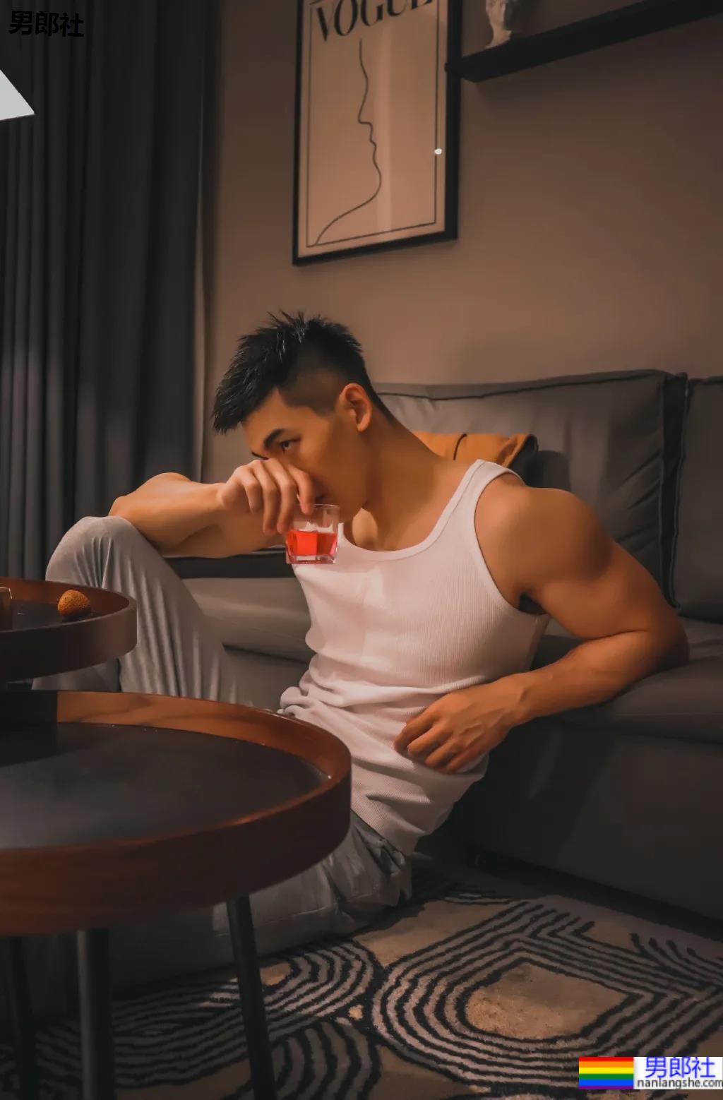 被谢梓秋拍过的北体校草最新荷尔蒙大片，190CM长腿腹肌体育生，馋了！ - 51虹马