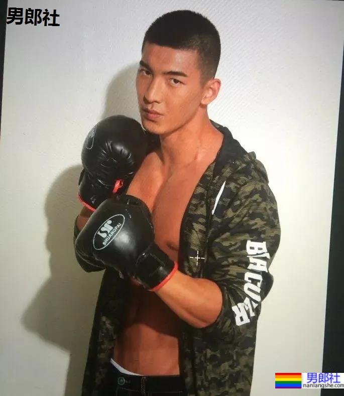 被谢梓秋拍过的北体校草最新荷尔蒙大片，190CM长腿腹肌体育生，馋了！ - 51虹马